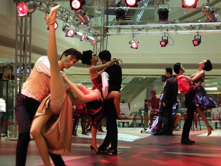 Photo taken on Dec. 21, 2008 shows mannequins at the Time Square in east China's Shanghai Municipality. Twenty-six mannequins created by Italian artist Gigi Rigamonti and his corporation workers were exhibited at the square in Shanghai on Sunday. 