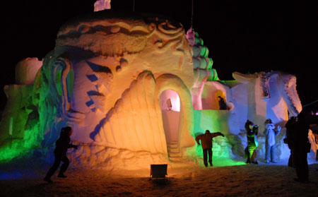 People visit the 'Snow Castle' in Mudanjiang City, North China's Heilongjiang Province, December 22, 2008. [Xinhua]