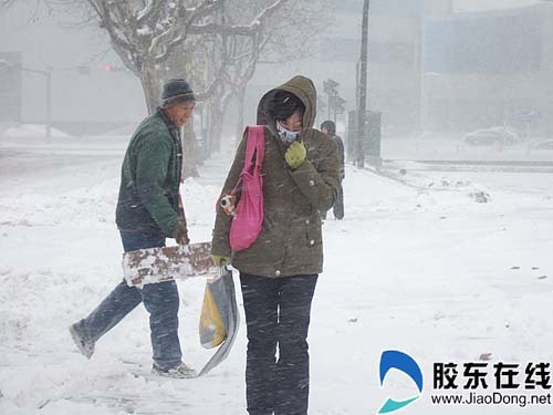 Heavy snow hit Yantai, east China's Shandong Province, on December 21, 2008.