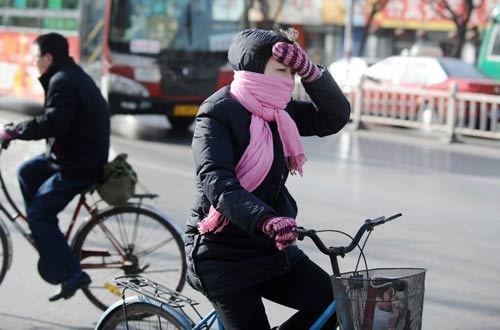 Cold weather hit Xi'an, capital city of northwest China's Shaanxi Province, on December 22, 2008.