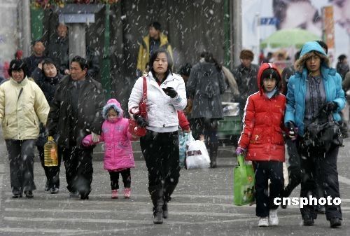 Cold weather hit Weihai, east China's Shandong Province, on December 22, 2008.
