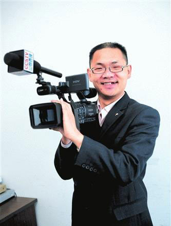 Shi Mengqi, the organizer of the 'China Countryside Television' New Year's show, a copycat of China Central Television's annual New Year's gala. [scol.com.cn] 