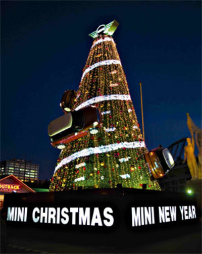 A 15-meters-high Christmas tree, decorated with three red Mini cars, is seen at Beijing Worker Stadium December 19, 2008. [sina.com]