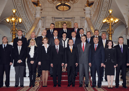 Romanian President Traian Basescu (5th L, front) poses with Romanian Prime Minister Emil Boc (5th R, front) and the new cabinet after the swearing-in ceremony in Bucharest, capital of Romania, Dec. 22, 2008.