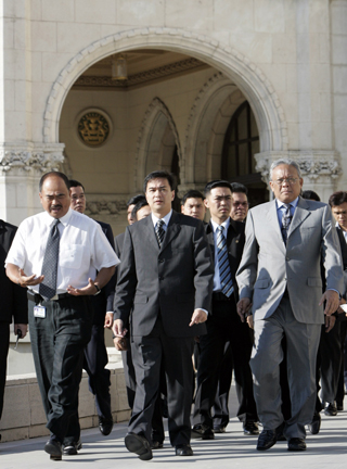 Thailand's Prime Minister Abhisit Vejjajiva (C) and Deputy Prime Minister Suthep Thaugsuban (R) walk inside the Government House in Bangkok December 23, 2008. 