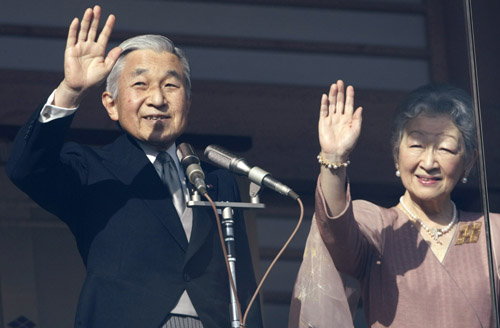 Japan's Emperor Akihito (L) and Empress Michiko wave to well-wishers as the monarch celebrates his 75th birthday at the Imperial Palace in Tokyo December 23, 2008.