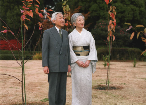 Japan's Emperor Akihito (L) and Empress Michiko pose for a photograph in the East Gardens of the Imperial Palace in Tokyo December 1, 2008 in this handout photo released by the Imperial Household Agency of Japan. Emperor Akihito will celebrate his 75th birthday on December 23, 2008. 