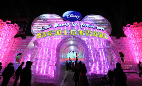 Visitors surround the gate of an ice sculpture. The trial run of Harbin Disney ice festival has kicked off in Harbin, the capital of northeast China's Heilongjiang province, December 22, 2008. As part of the 'Ice and Snow Fairytale World', 10 Disney-themed ice sculptures on show and 16 entertainment areas are available at no charge during the event.[Xinhua]