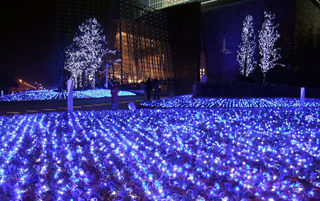 Christmas lights illuminate outside the Shanghai World Financial Center in east China's Shanghai Municipality, Dec. 15, 2008.[Photo: Xinhua] 