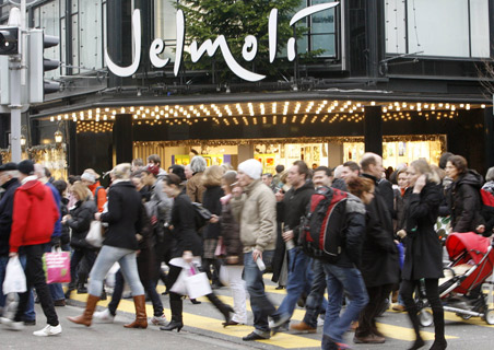 People walk past the Jelmoli department store on Zurich's main shopping street Bahnhofstrasse Dec. 20, 2008. [Xinhua]