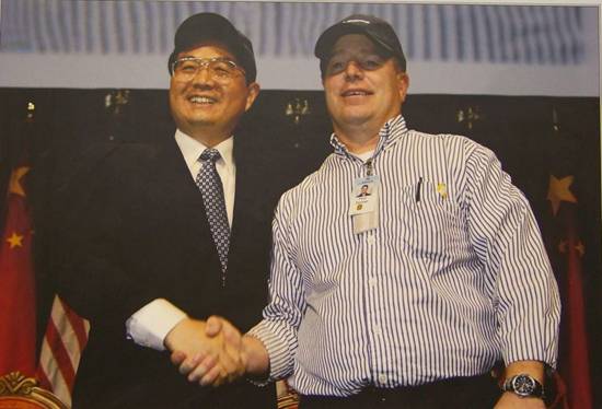 Hu Jintao poses for a photo with a Boeing worker in Seattle, USA. [Maverick Chen/China.org.cn]