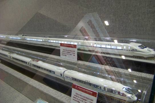 Scale models of the 200 kph Chinese bullet train, the China Railway High-speed (CRH) Electric Multiple Units (EMU), which went into service in April 2007. [Maverick Chen/China.org.cn]