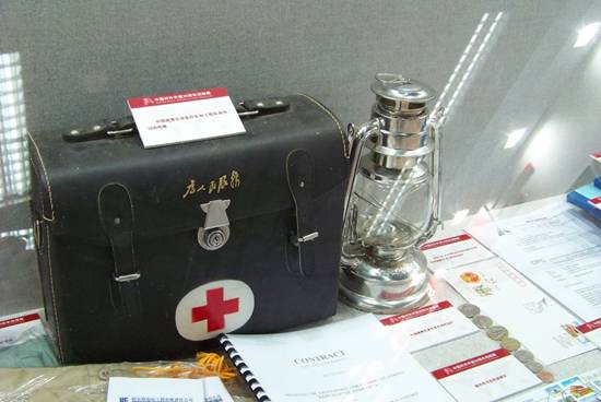This first-aid box and kerosene lamp were used by a Chinese support team to Zambia. China has continuously sent support teams to African countries like Zambia and Tanzania to participate in programs ranging from railway and stadium construction to medical services. [Maverick Chen/China.org.cn]
