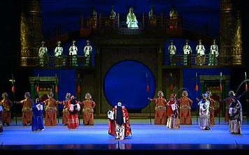 Combining a gorgeous set with light effects and majestic costumes, newly-adapted Peking Opera production 'Red Cliff' dazzled the crowd at the National Center for the Performing Arts in Beijing on Monday night. 