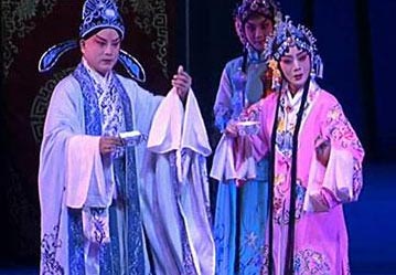 Li Hutong and Li Shengsu play general Zhou Yu and his beautiful wife Xiao Qiao. 