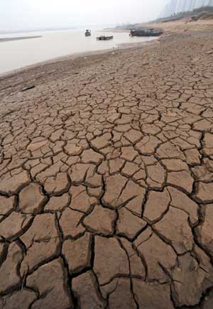 Photo taken on Dec. 24, 2008 shows the cracked bank along the Ganjiang River in Nanchang City, east China's Jiangxi Province. 