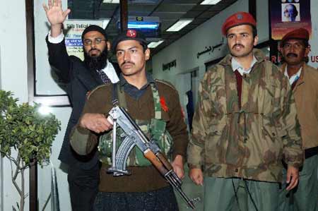 Soldiers guard outside the emergency room where the injured Chinese engineer is getting medical treatment in Islamabad, capital of Pakistan, Dec. 24, 2008. A Chinese engineer was attacked on Wednesday in Malakand, southwest of Pakistan, by unknown militants and got badly injured. 