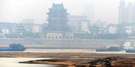 Photo taken on Dec. 24, 2008 shows the Ganjiang River in Nanchang City, east China's Jiangxi Province. The water level of Ganjiang River at Nanchang fell to a record low of 13.55 meters on Dec. 21, according to local Hydraulic Bureau. 