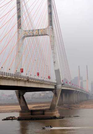 Photo taken on Dec. 24, 2008 shows a piers of Bayi Bridge in Nanchang City, east China's Jiangxi Province. 