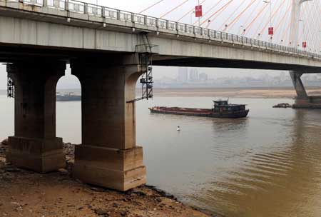 Photo taken on Dec. 24, 2008 shows a piers of Bayi Bridge in Nanchang City, east China's Jiangxi Province. 