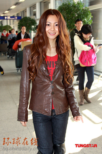 Japanese singer Mai Kuraki arrives at Hong Kong International Airport on December 23 for a Christmas event in Hong Kong. She was greeted by fans and received gifts.