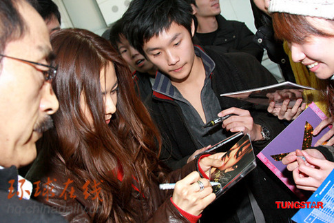 Japanese singer Mai Kuraki arrives at Hong Kong International Airport on December 23 for a Christmas event in Hong Kong. She was greeted by fans and received gifts. 