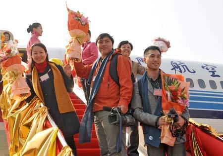 Four Chinese mainland local media reporters to start work in southeast China's Taiwan wave while boarding the plane at Changle International Airport in Fuzhou, capital of southeast China's Fujian Province, Dec. 18, 2008. 