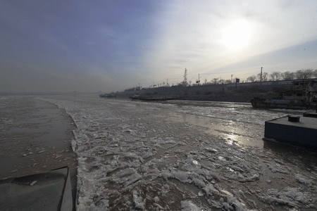 Ice and slush moves past a float bridge at the Jinan section of the Yellow River in Jinan, east China's Shandong Province December 23, 2008. [Xinhua]