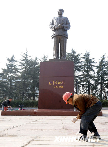 Photo taken on December 15, 2008 shows the  10.1-meter-tall bronze statue of the great man, commonly known as Chairman Mao.