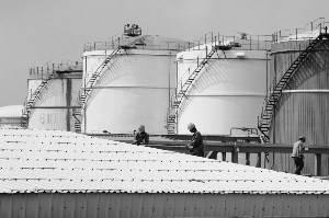 China's largest crude oil storage tanks, located in Shanshan county of Xinjiang Uygur autonomous region, started operation on December 24, 2008. [Xinhua]