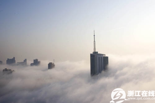 The Hangzhou Broadcasting and Television Building is shrouded in morning fog in Hangzhou, East China's Zhejiang Province, December 25, 2008. [zjol.com] 