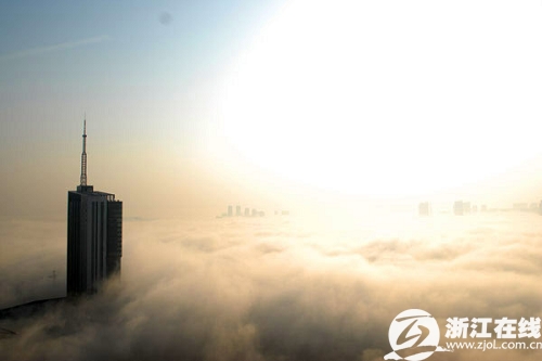 The Hangzhou Broadcasting and Television Building is shrouded in morning fog in Hangzhou, East China's Zhejiang Province, December 25, 2008. [zjol.com] 