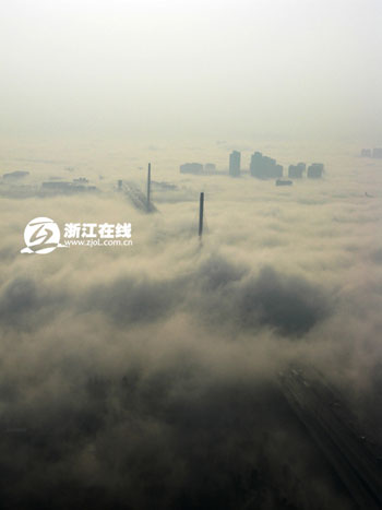 The downtown area of Hangzhou, East China's Zhejiang Province, rises above morning fog December 25, 2008. [zjol.com] 