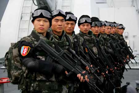 Soldiers of Chinese navy special force carry out an anti pirate drill on the deck of DDG-171 Haikou destroyer in Sanya, capital of South China's Hainan Province, on Dec. 25, 2008. The Chinese Navy's three-ship fleet awaiting sail to waters off Somalia has finished its preparations for the overseas deployment, the fleet commander said Thursday. [Xinhua]