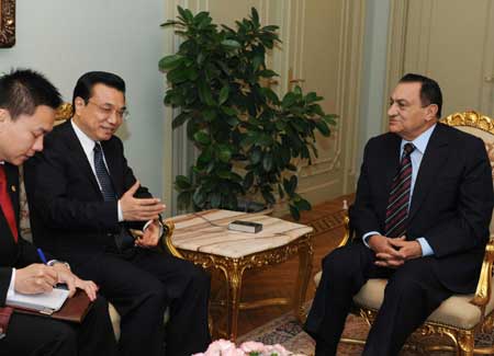 Egyptian President Hosni Mubarak (R) talks with Chinese Vice-Premier Li Keqiang in Cairo, capital of Egypt, Dec. 25, 2008. Visiting Chinese Vice Premier Li Keqiang said on Thursday that China is willing to further the strategic cooperative ties with Egypt which was established in 1999. [Xinhua]