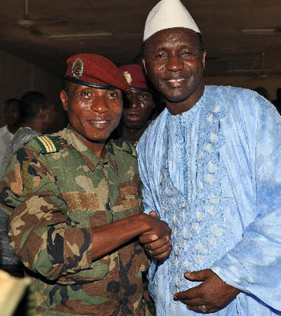 Guinea's prime minister Ahmed Tidiane Souare(R) shakes hands with Guinea's coup leader Captain Moussa Camara in Conakry December 25, 2008. Guinea's prime minister turned himself in on Thursday along with his team of government to a military junta led by Moussa Camara, who has claimed himself 'the president of the Republic' after a coup, according to agencies' report. [Xinhua/AFP ]