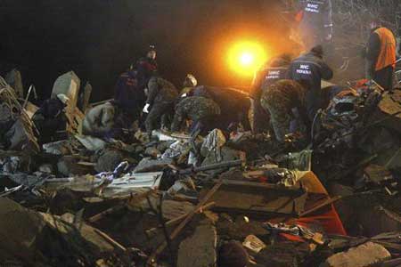 Rescuers work at a shattered five-storey block in the Black Sea resort of Yevpatoria in the Crimea peninsula Dec. 25, 2008. An explosion has destroyed the five-storey apartment building in southern Ukraine, killing at least 11 people, including a child, and leaving dozens of others under the rubble, officials said on Thursday. [Xinhua/Reuters]