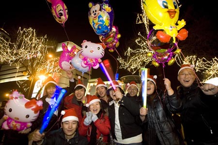 Young people celebrate the Christmas eve on a street in Tianjin, north China, Dec. 24, 2008.[Zhao Zhongzhi/Xinhua]