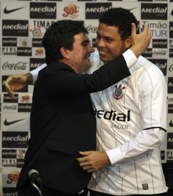 Brazilian striker Ronaldo (R) embraces Corinthians President Andres Sanchez during his official presentation in Sao Paulo December 12, 2008. The head coach of the Corinthians soccer team, Mano Menezes, recognized on Thursday that he will have the difficult task of keeping Ronaldo's spirits high as he attempts to return to the field. [Xinhua/Reuters]