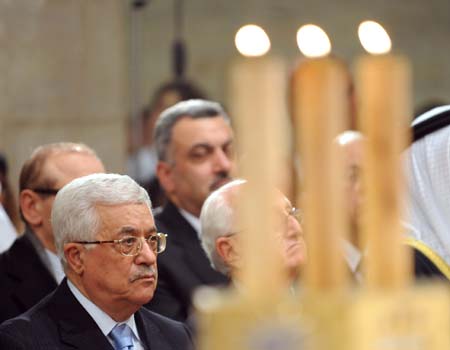 Palestinian President Mahmoud Abbas(L) attends a midnight mass in St. Catherine's Catholic Church which connects with the Church of Nativity in the West Bank city of Bethlehem on December 24, 2008.[Yin Bogu/Xinhua]