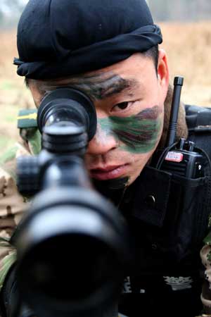 A member of local special police aims his sniper rifle during an anti-hostage-taking drill in Guiyang, capital of southwest China's Guizhou Province, Dec. 25, 2008. [Xinhua]