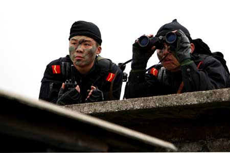 Members of local special police reconnoiter during an anti-hostage-taking drill in Guiyang, capital of southwest China's Guizhou Province, Dec. 25, 2008. [Xinhua]