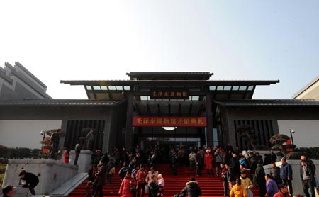 Visitors gather at the entrance of the Mao Zedong Relic Museum in Shaoshan Village, the birthplace of late Chinese leader Mao Zedong, in Xiangtan City of central China's Hunan Province, Dec. 25, 2008. [Zhao Zhongzhi/Xinhua]