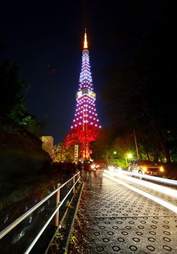  The Tokyo Tower is decorated with colorful lights in Tokyo, capital of Japan, to marks it's 50th anniversary on December 25, 2008. The 333-meter-high tower opened to public in Dec. 23, 1958, and has attracted about 157 million tourists since then. [Xinhua]