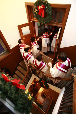 Chinese Christians enter a church for the mass in Beijing Dec. 24, 2008.[Li Mingfang/Xinhua]