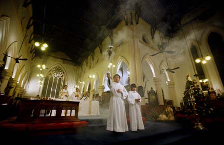 People attended the midnight mass on Christmas Eve at St John's Cathedral in Hong Kong, China, Dec. 24, 2008.[Zhou Lei/Xinhua]