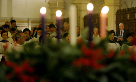 People attended the midnight mass on Christmas Eve at St John's Cathedral in Hong Kong, China, Dec. 24, 2008.[Zhou Lei/Xinhua]