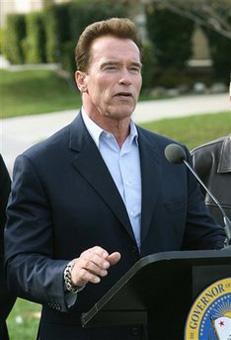 California governor Arnold Schwarzenegger ordered all state employees to take two days off a month without pay or a similar salary cut to save 1.3 billion dollars in the coming fiscal year.