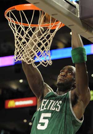 Kevin Garnett of Boston Celtics dunks during the NBA games against Los Angeles Lakers in Los Angeles December 25, 2008.