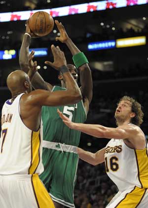 Kevin Garnett (C) of Boston Celtics shoots during the NBA games against Los Angeles Lakers in Los Angeles December 25, 2008.